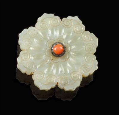 A jade plaquette in the shape of a flower - Asian art