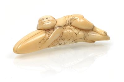 A walrus tusk netsuke of Kadori Myojin on namazu - Arte asiatica