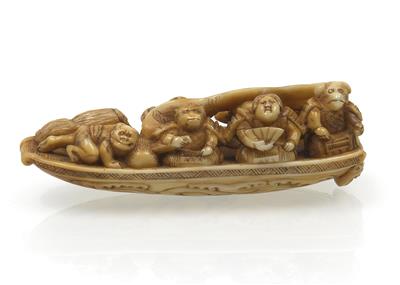 A maritime ivory netsuke of a boat with three oni, tengu, monkey, dog and a samurai with a fan - Arte asiatica