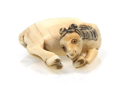 An ivory netsuke of a horse grazing - Arte asiatica