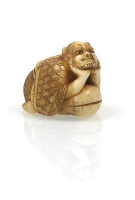 A walrus tusk netsuke of an oni leaning on a mokugyo - Arte asiatica