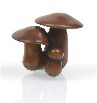 A boxwood netsuke of three mushrooms - Arte asiatica