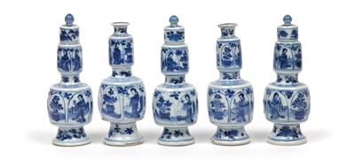 A set of five blue-and-white vases - Arte asiatica