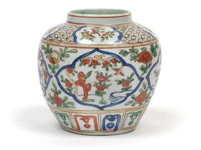 A Wucai jar - Asian art
