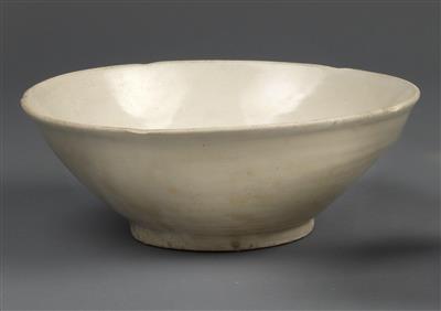 A cream-coloured glazed dish - Asian art