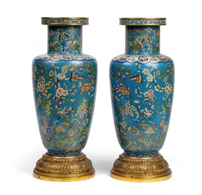 Paar Cloisonné-Vasen mit Bronze doré-Montierung - Asiatische Kunst