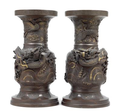 A pair of large bronze vases - Arte asiatica