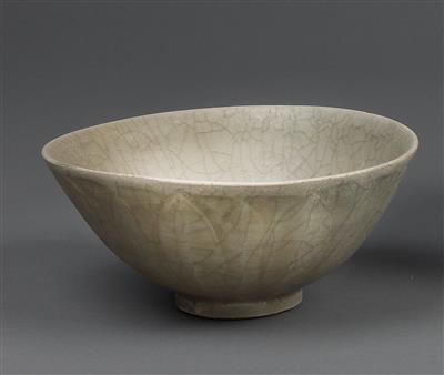 A celadon dish with craquelure glaze - Asian art