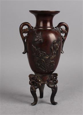 Bronze Vase auf drei Beinen, - Asiatische und islamische Kunst