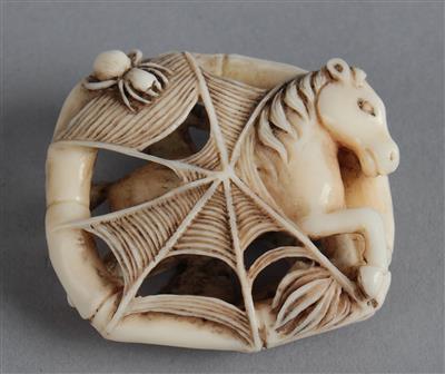 Netsuke eines Pferdes gefangen im Spinnennetz, - Works of Art