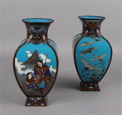 Paar Cloisonné Vasen, - Asiatische und islamische Kunst