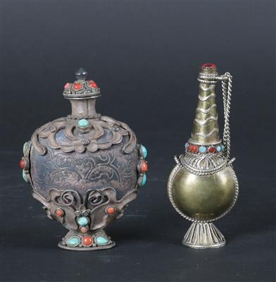 2 Snuff Bottles, - Asiatische Kunst