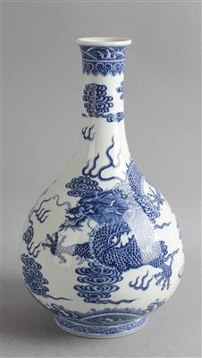 Blau-weiße Vase, - Asiatische Kunst