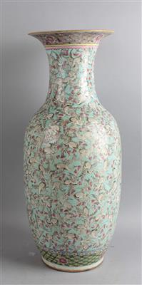 Famille rose Vase mit "Hundred Cranes" Dekor, - Asiatische Kunst