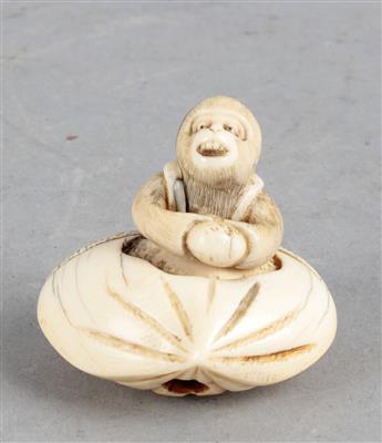 Netsuke Affe auf Kastanie, - Asiatische Kunst