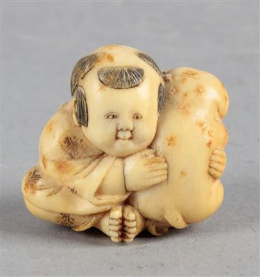 Netsuke eines sitzenden Mannes mit einem Welpen, - Asiatische Kunst