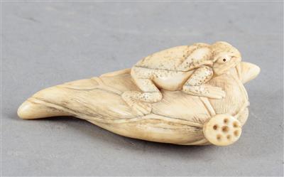 Netsuke Frosch auf Lotusblatt, - Antiques