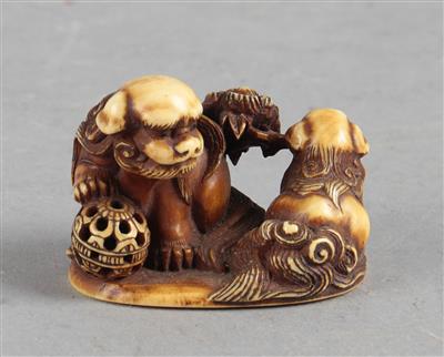 Netsuke shishi mit Jungem, - Antiques