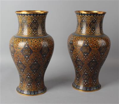 Paar Cloisonné Vasen, - Asiatische Kunst