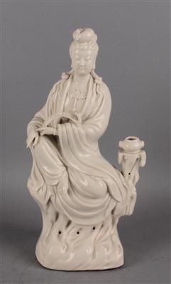 Sitzende Blanc de Chine Guanyin mit Ruyi Zepter, - Antiquariato