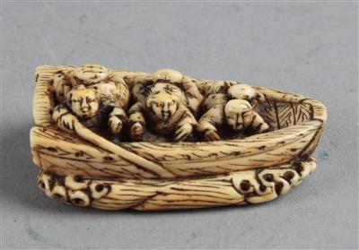 Netsuke eines Bootes mit sechs Insassen, - Works of Art