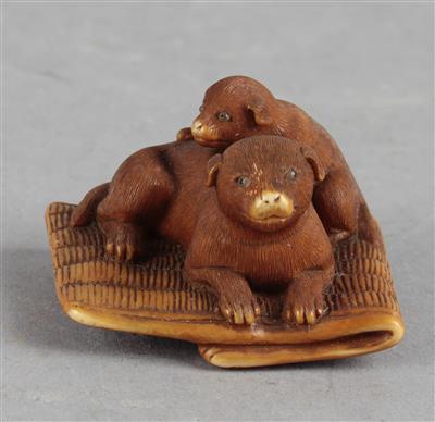 Netsuke Hund mit einem Welpen auf Strohmatte, - Works of Art