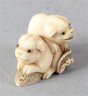 Netsuke zweier Welpen mit Strohsandale und Muschel, - Starožitnosti