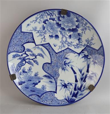 Großer blau-weißer Teller, - Asiatische Kunst