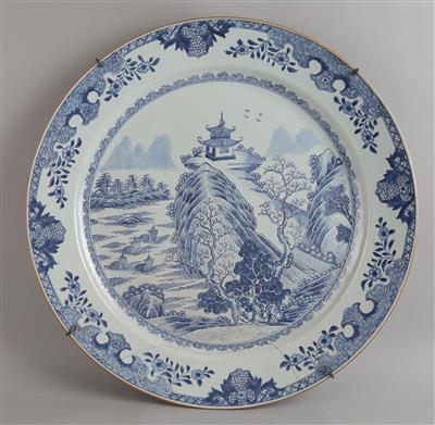 Großer blau-weißer Teller, - Asiatische Kunst