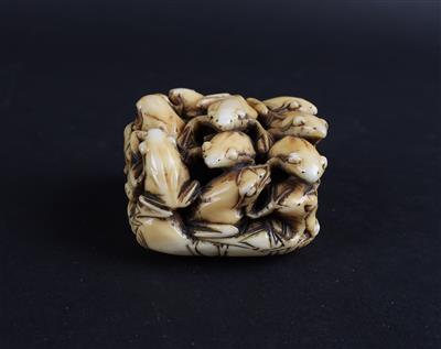 Netsuke einer Gruppe von Fröschen auf Lotusblatt, - Asiatische Kunst