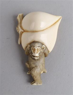 Netsuke eines Affen mit einem großen Pfirsich, - Asiatische Kunst