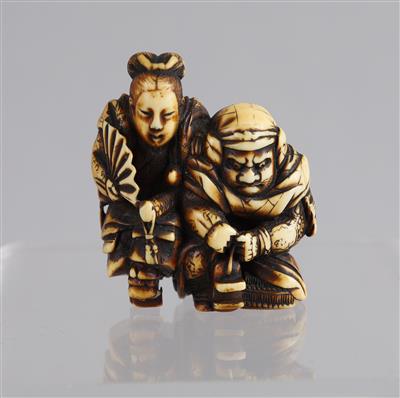 Netsuke eines knienden Mannes und einer Frau mit Fächer, signiert Tomochika, - Starožitnosti