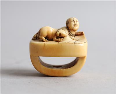 Netsuke eines liegenden Mannes mit Hündchen, - Works of Art