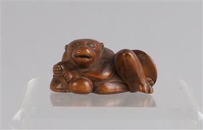 Netsuke eines rastenden Affen, - Asiatische Kunst