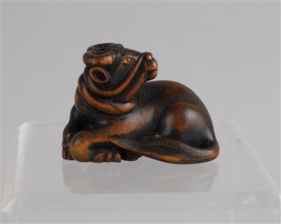 Netsuke eines rastenden Ochsen, signiert Toyokazu, Japan, 19. Jh., - Asiatische Kunst