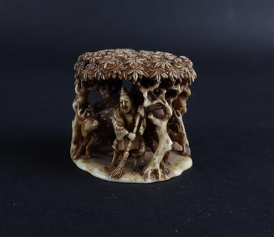 Netsuke von Männern und Hirschen unter Bäumen, - Asiatische Kunst