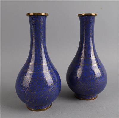 Paar kleine Cloisonné Vasen, - Works of Art