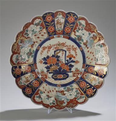 A Large Imari Plate, Japan, 19th Century, - Asijské umění