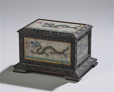 A Wood Casket with Cloisonné Inlays, - Arte Asiatica