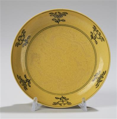 A Small Plate with Sgraffito Decor, China, Six-Character Mark Guangxu, - Asijské umění