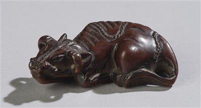 A Netsuke of a Reclining Cow, signed Tomotada, Japan, 19th Century, - Asijské umění