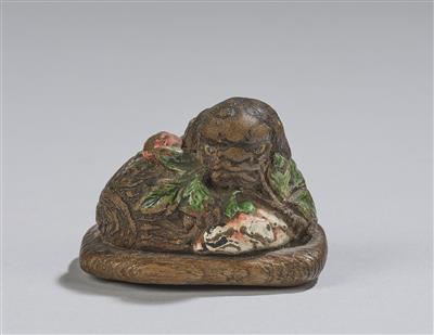 A Netsuke of a Recumbent Shishi, Japan, 19th Century, - Asijské umění