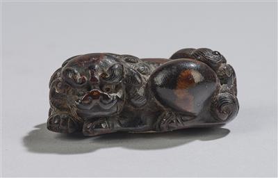 Netsuke eines liegenden shishi, Japan, um 1800, - Asiatische Kunst