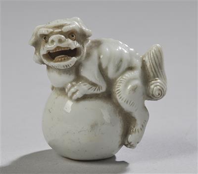 A Netsuke of a Shishi with Ball, Hirado, Japan, 19th Century, - Asijské umění