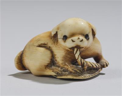 Netsuke eines Welpen mit Sandale, Japan, 19. Jh., - Asiatische Kunst