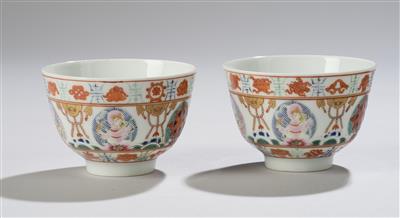 A Pair of Famille Rose “Baragon Tumed” Bowls, China, Late Qing Dynasty/RepublicPeriod, - Asijské umění