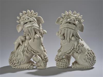 Paar große Dehua Blanc de Chine buddhistische Löwen, China, späte Qing Dynastie/Republik Periode, - Asiatische Kunst