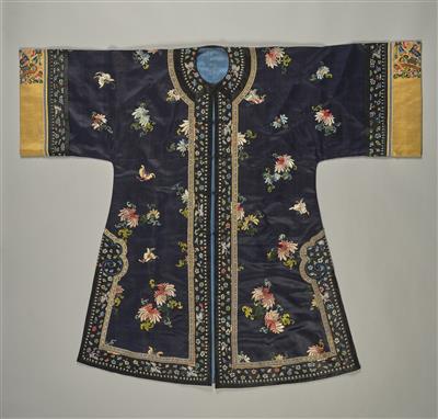 A Lady’s Silk Robe, China, Late Qing Dynasty, - Asijské umění