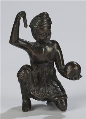 Bronzefigur eines Insulaners mit Kokosnuss, - Asian Art