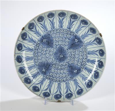 Großer blau-weißer Teller mit Asterndekor, China, Kangxi Periode, 18. Jh., - Asiatische Kunst